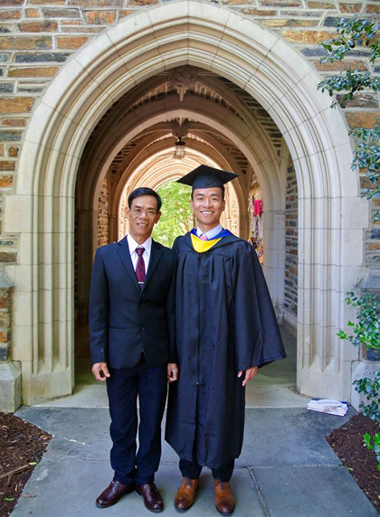 Quang biết ơn Đại học Duke cho mình học bổng toàn phần 70.000 đôla/năm (hơn 1,6 tỷ đồng) và cho cha mình sang Mỹ dự lễ tốt nghiệp của con trai năm 2016. Ảnh: Do Quang.