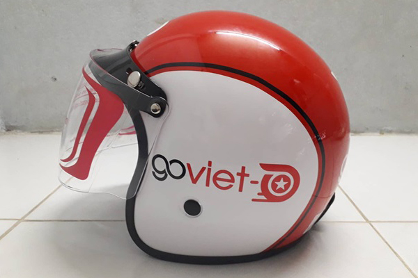 Nón bảo hiểm của GoViet có màu đỏ chủ đạo
