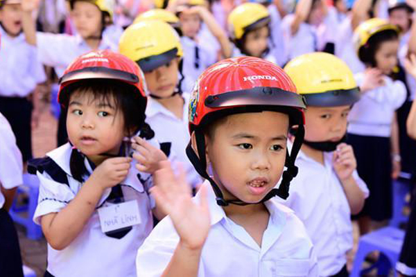 Mũ bảo hiểm xuất hiện khắp nẻo đường Việt Nam