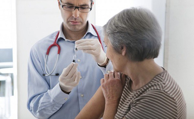 Tiêm vắc xin phòng bệnh cho người già