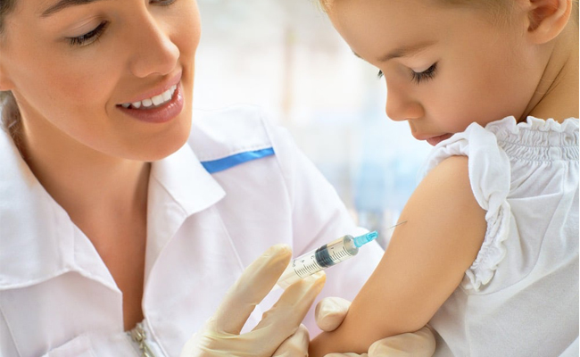 Tiêm vắc xin phòng bệnh cho trẻ nhỏ