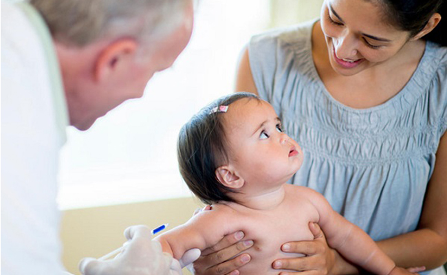 Tiêm vắc xin phòng bệnh cho trẻ nhỏ
