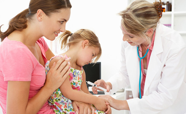 Tiêm vắc xin phòng bênh cho trẻ