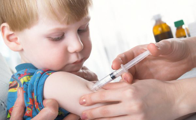 Tiêm vắc xin phòng bệnh