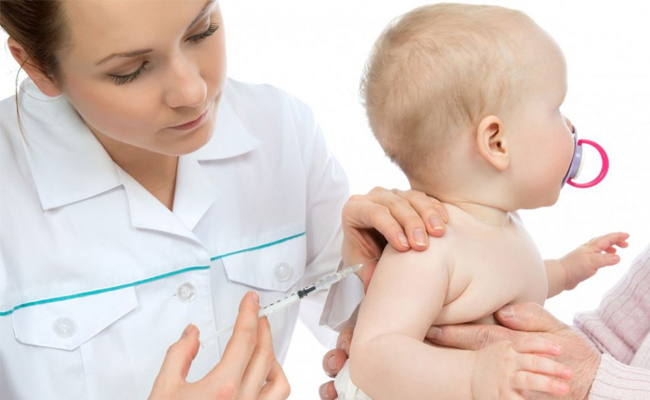 Tiêm vắc xin phòng bệnh cho trẻ